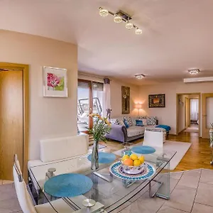 With Private 90 Sqm Rooftop, Free Parking And Air Condition Budapešť