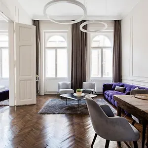 Opera With Free Parking, 2br2ba, Ac Apartment